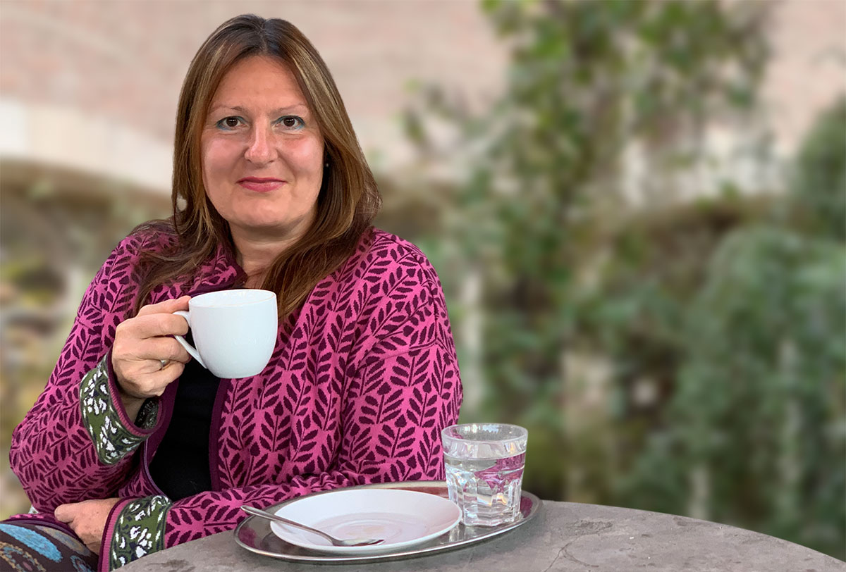 Frau Schenk trinkt eine Tasse Kaffee